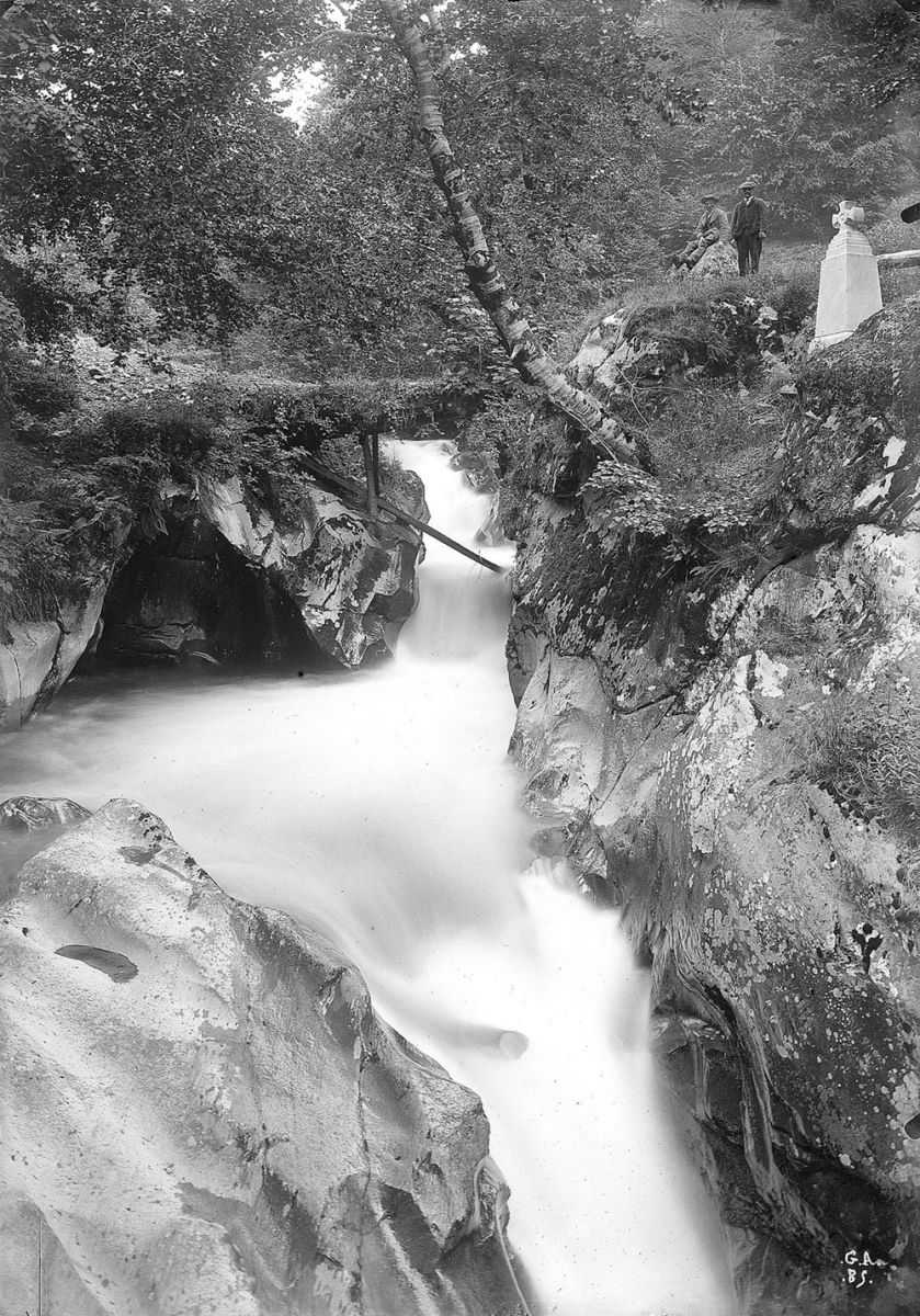 Luchon. Cascade du torrent. Route de la vallée du Lys.