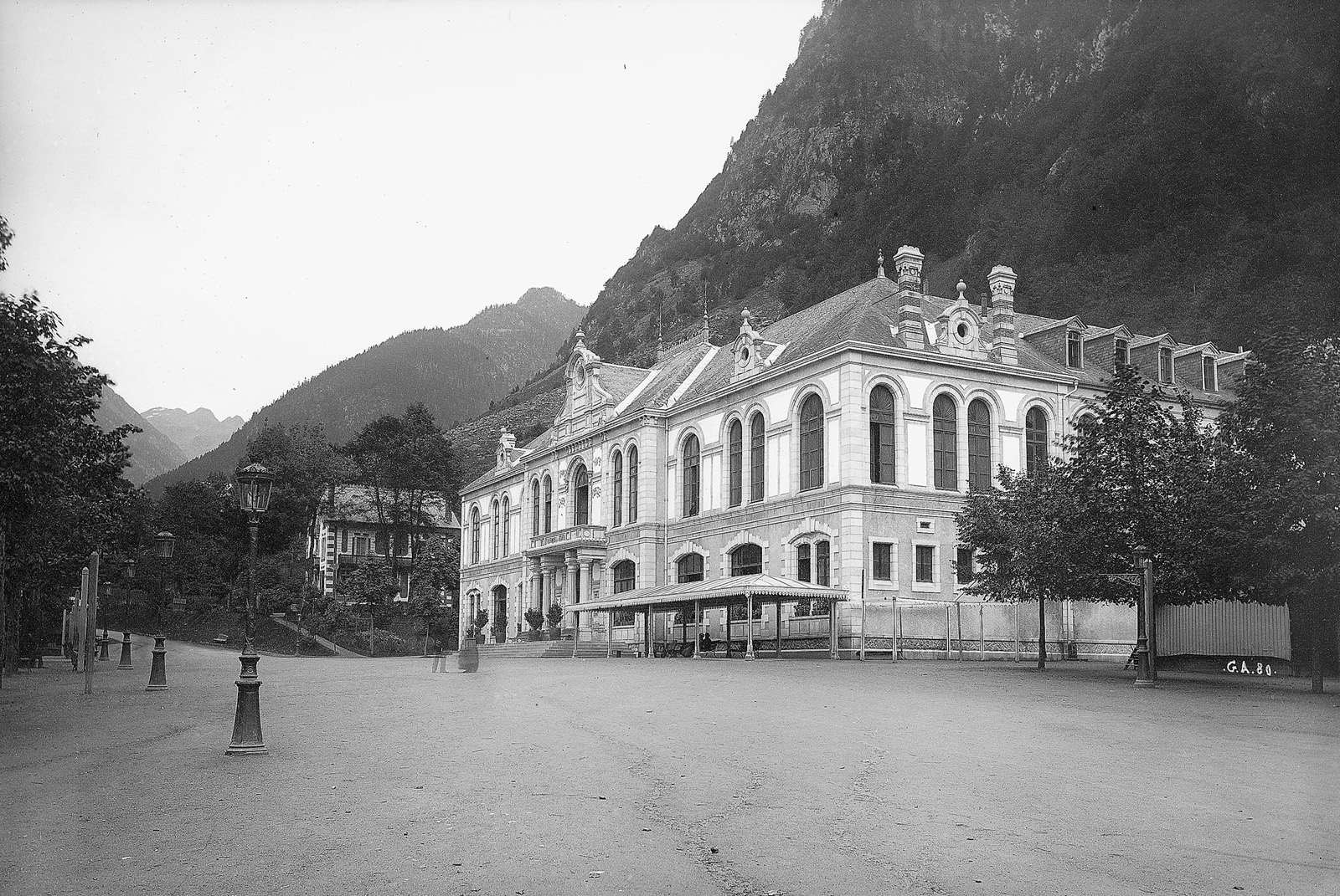 Cauterets. Etablissement thermal. La place des Oeufs.