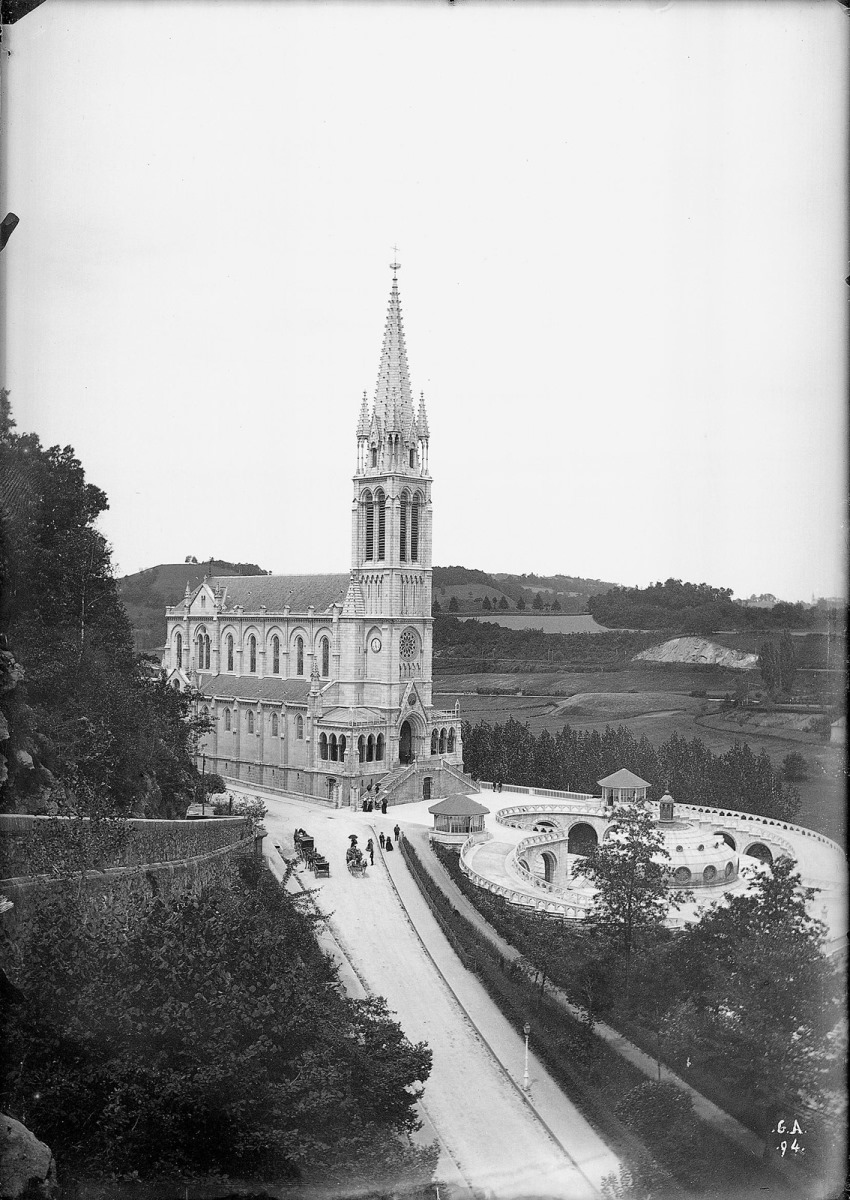 Lourdes. La basilique en hauteur