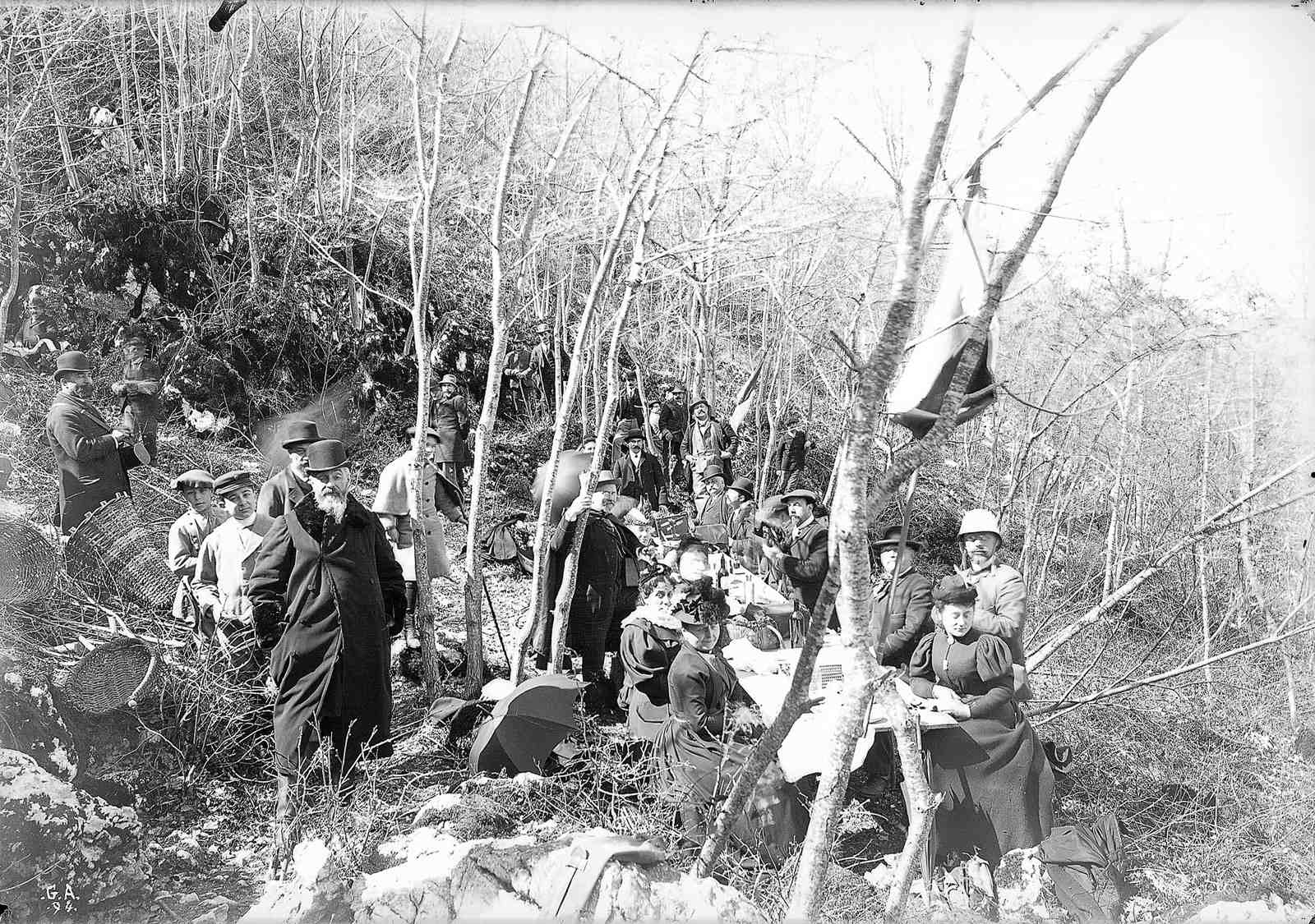 Foix. Déjeuner près de la grotte de l'Herm