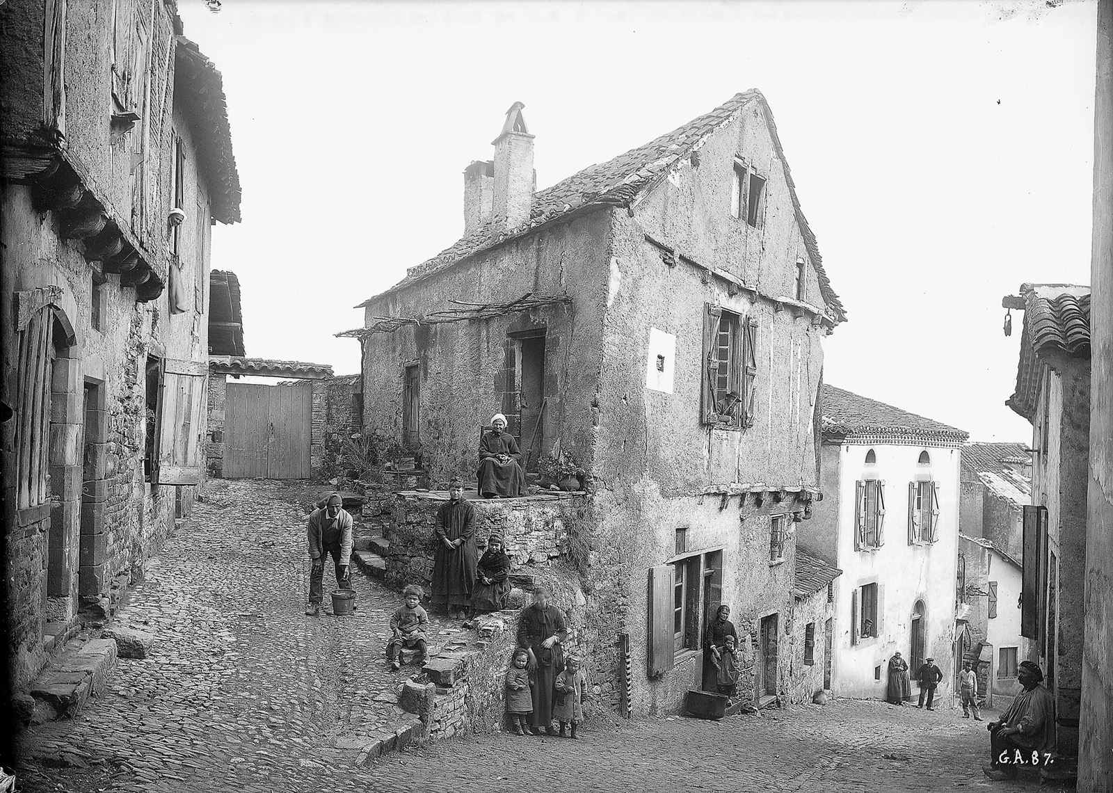 Cordes. Vieille maison. Grande rue