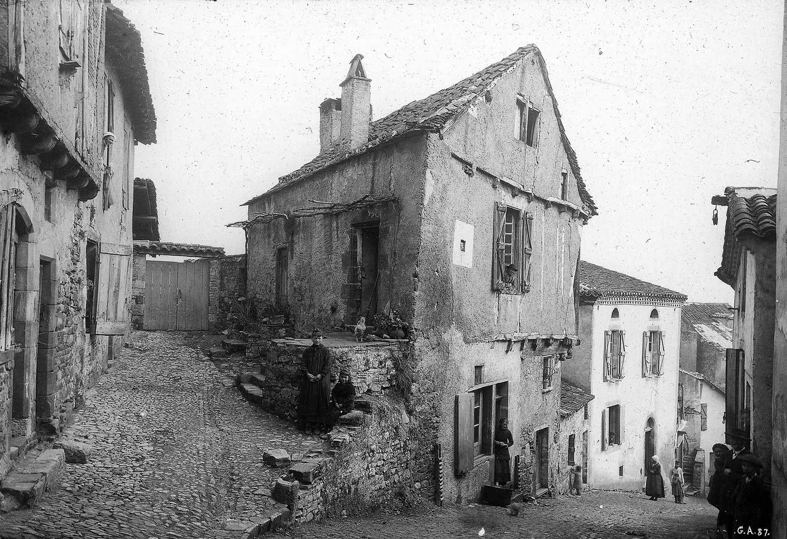 Cordes. Grande rue. Vieille maison