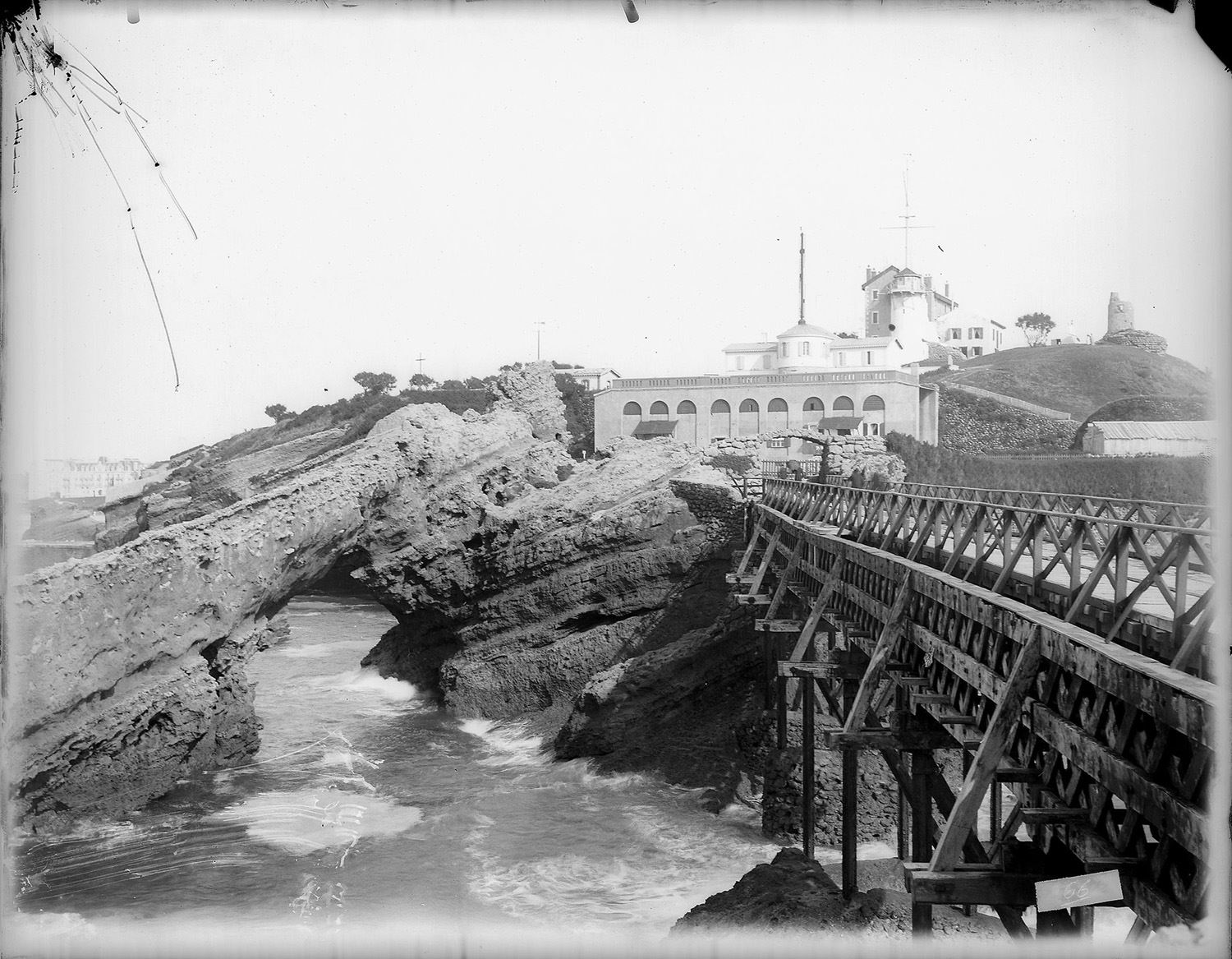 Biarritz. Pont en bois du rocher de la Vierge