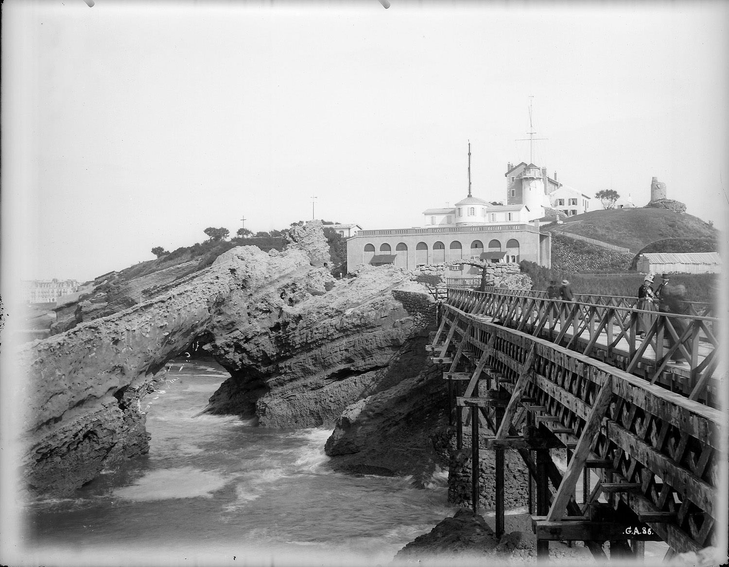 Biarritz. Pont en bois du rocher de la Vierge
