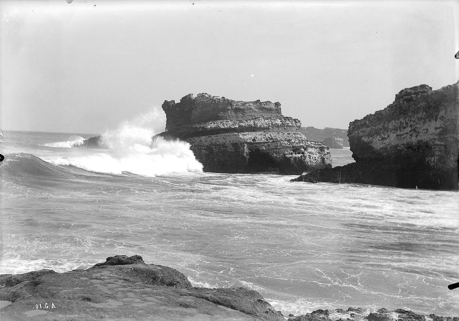 Biarritz. Rochers près du port des pêcheurs