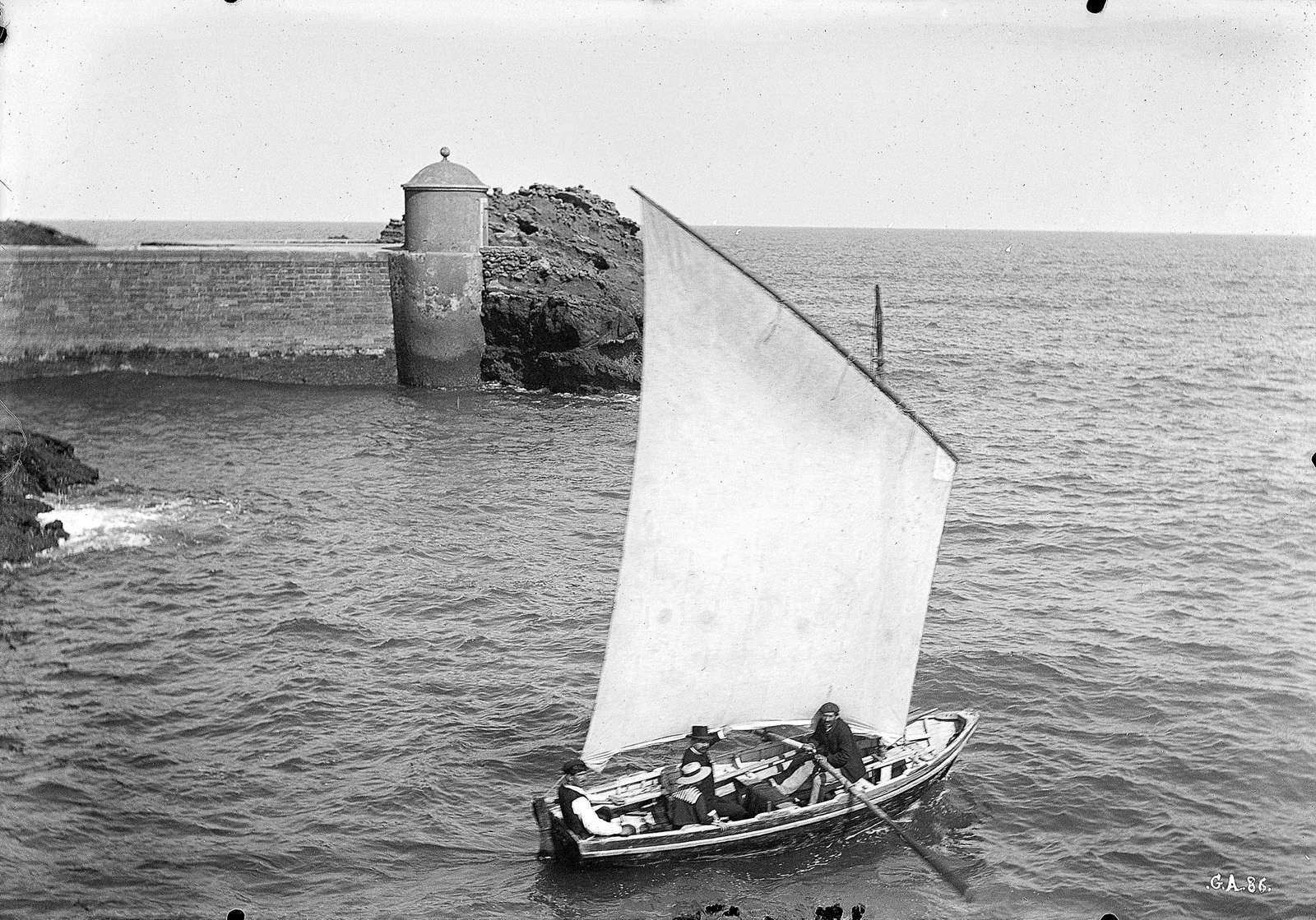Biarritz. Bateau au port des Pêcheurs