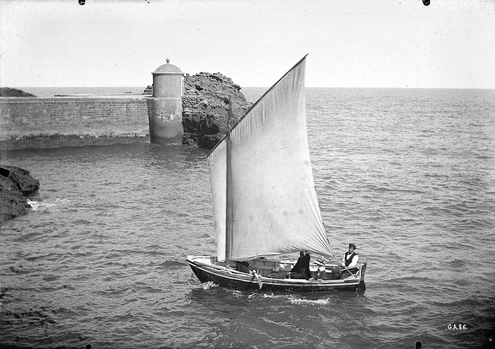 Biarritz. Bateau au port des Pêcheurs