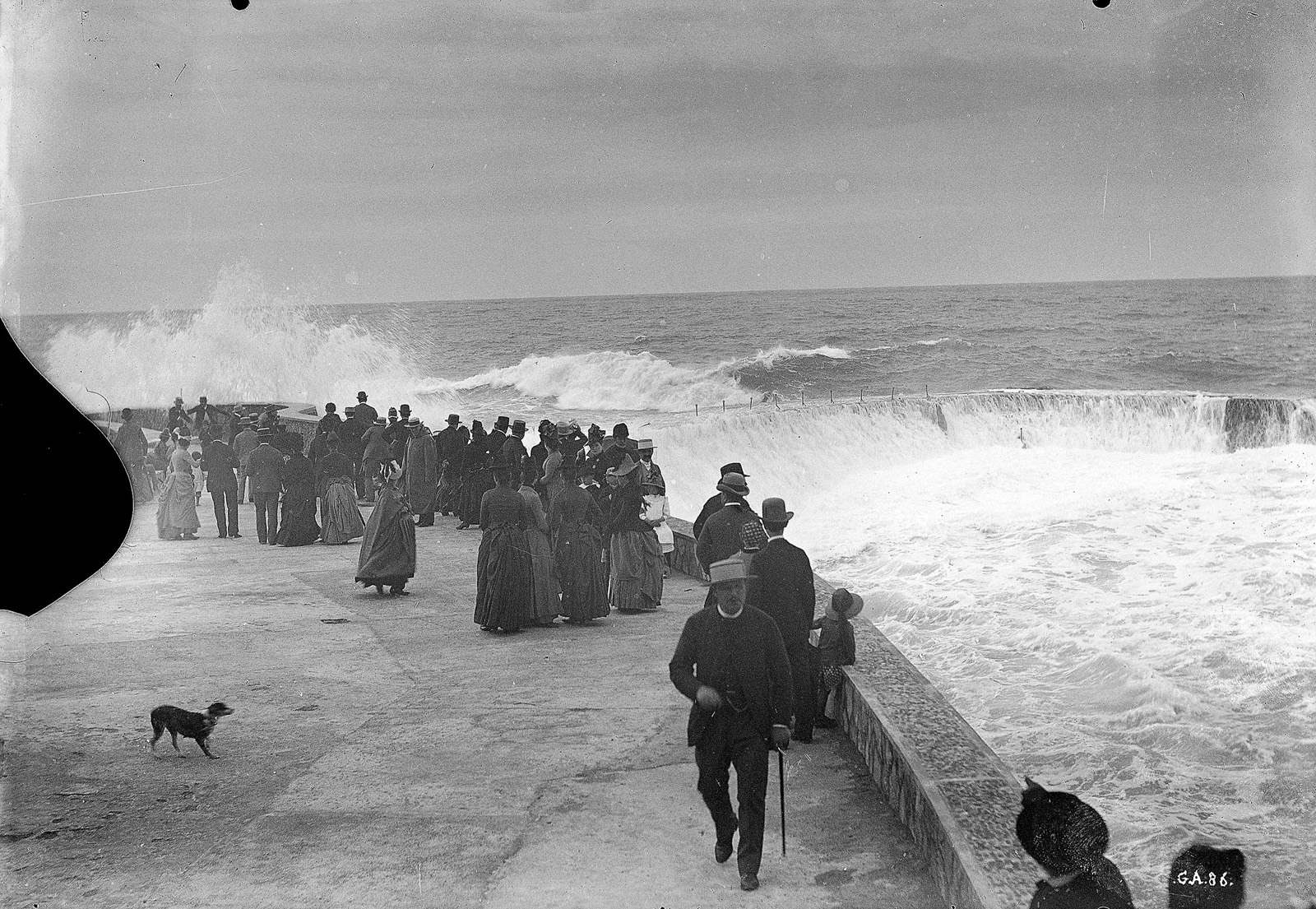 Biarritz. Vagues au rocher de la Vierge