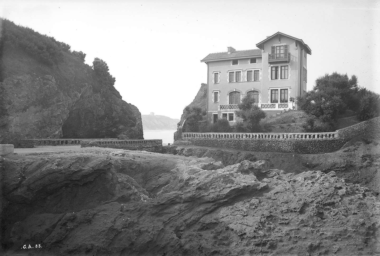 Biarritz. Villa près du Trou du Diable au Vieux port