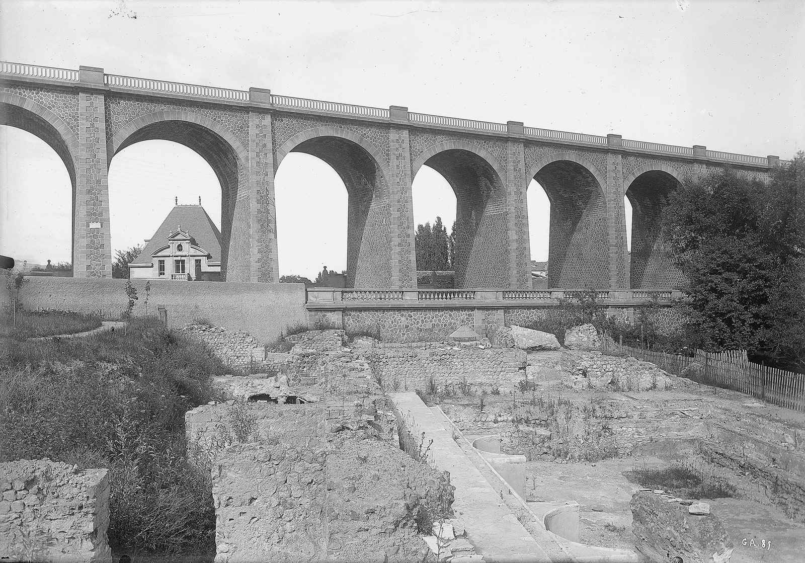 Royat. Viaduc et bains romains