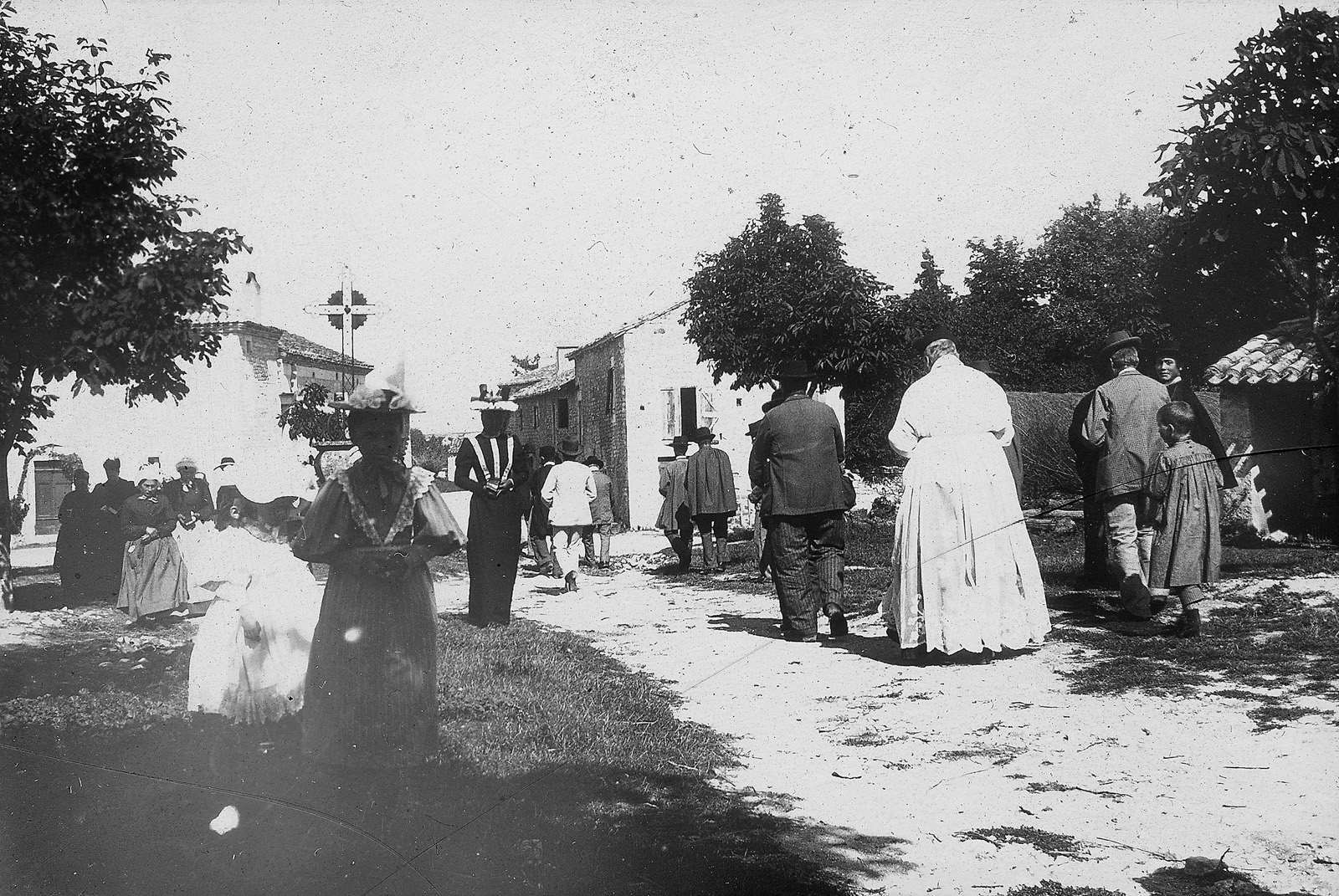 Donnazac. Procession sur la place
