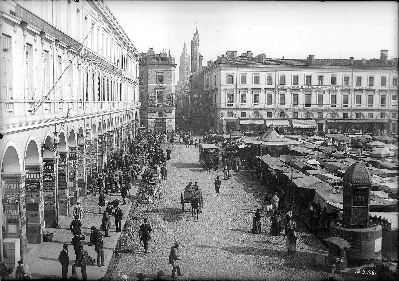 Toulouse. Façade des arceaux au  Capitole