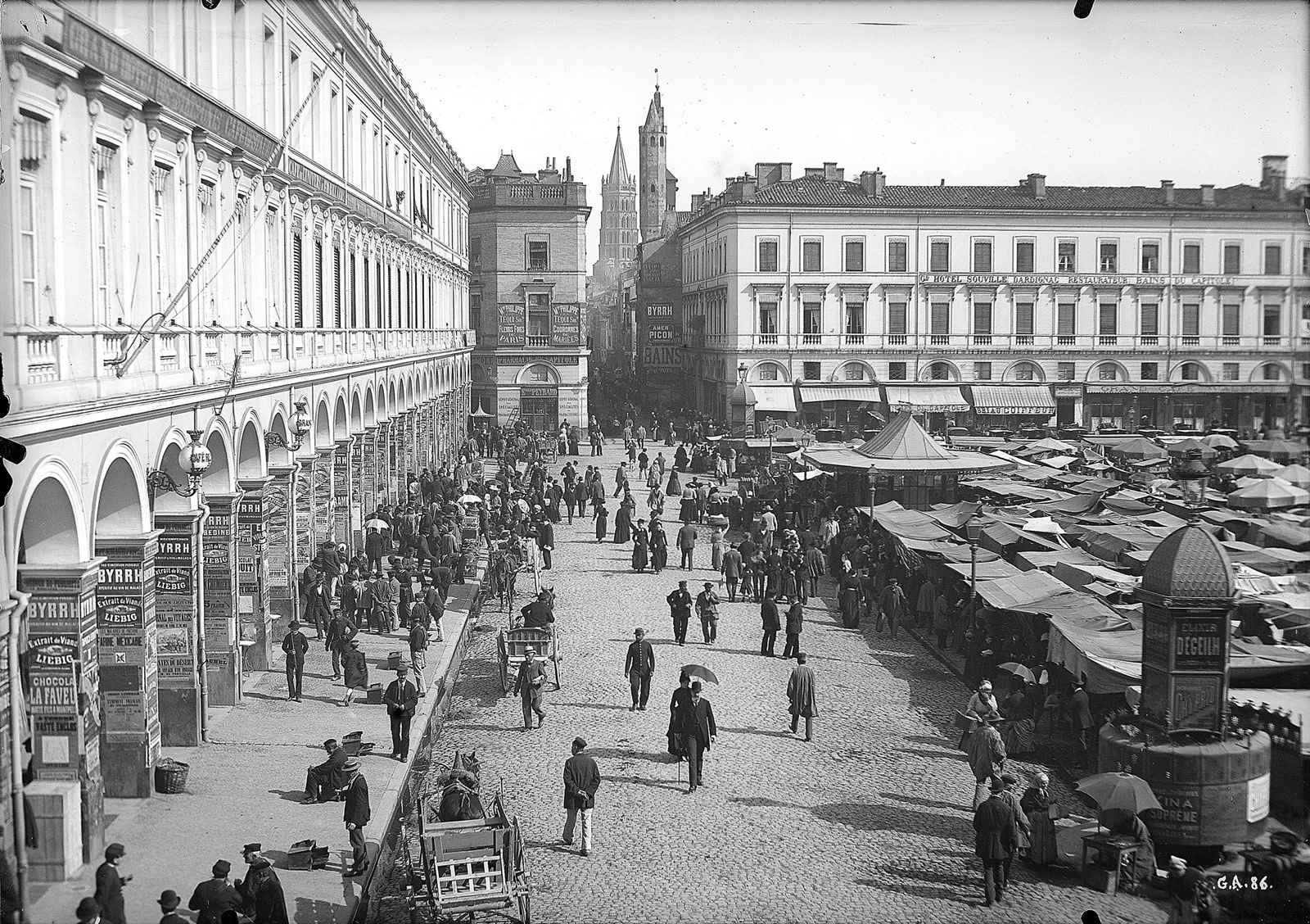 Toulouse. Façade des arceaux au  Capitole