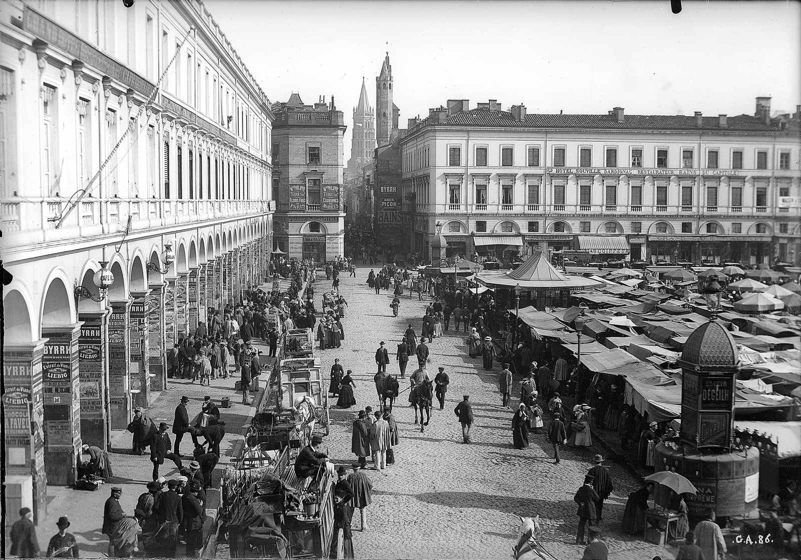 Toulouse. Façade des arceaux au  Capitole