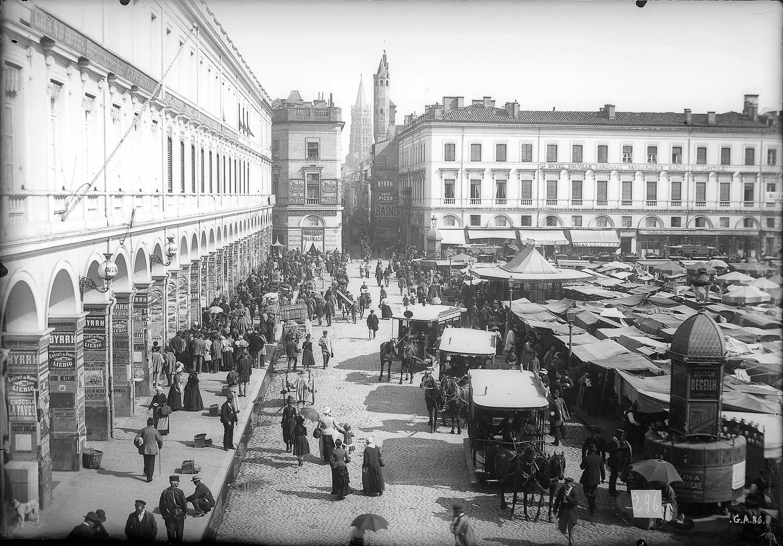 Toulouse. Façade des arceaux au  Capitole
