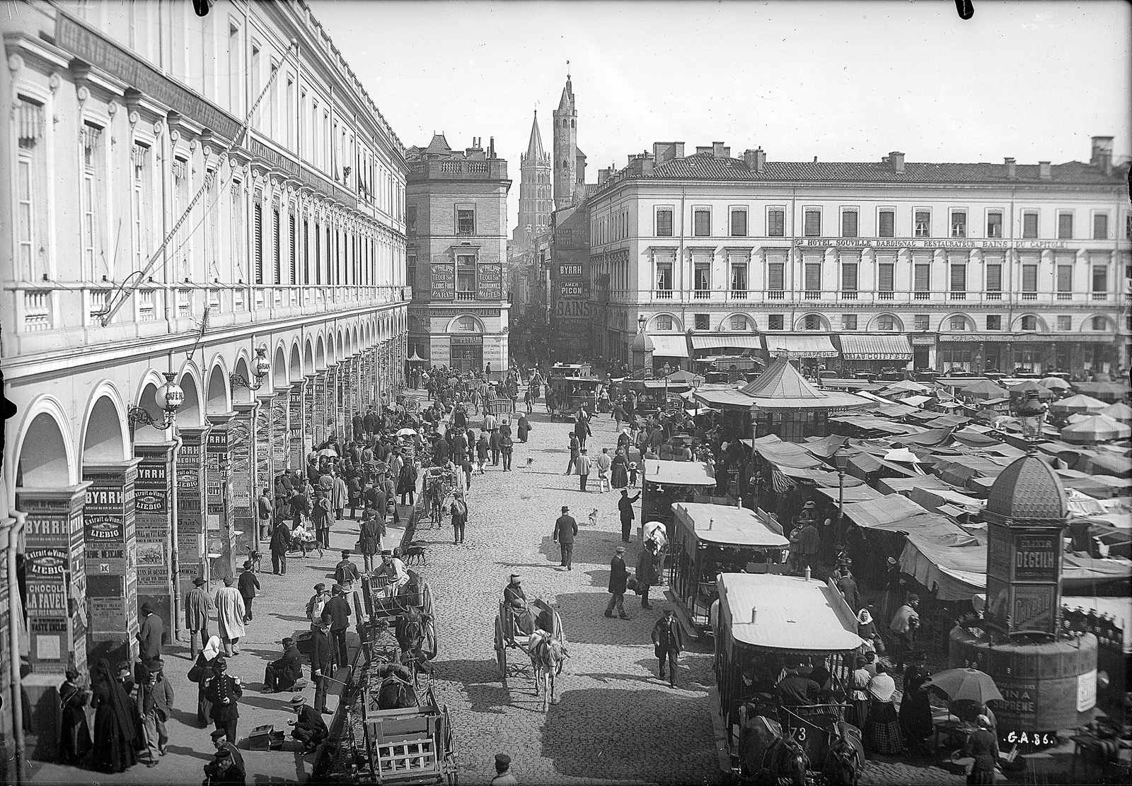 Toulouse. Façade des arceaux au  Capitole