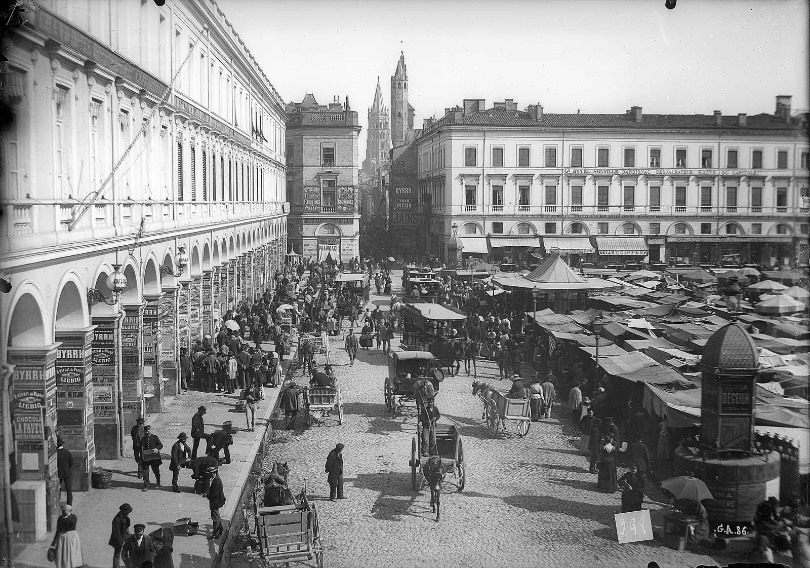 Toulouse. Façade des arceaux au  Capitole