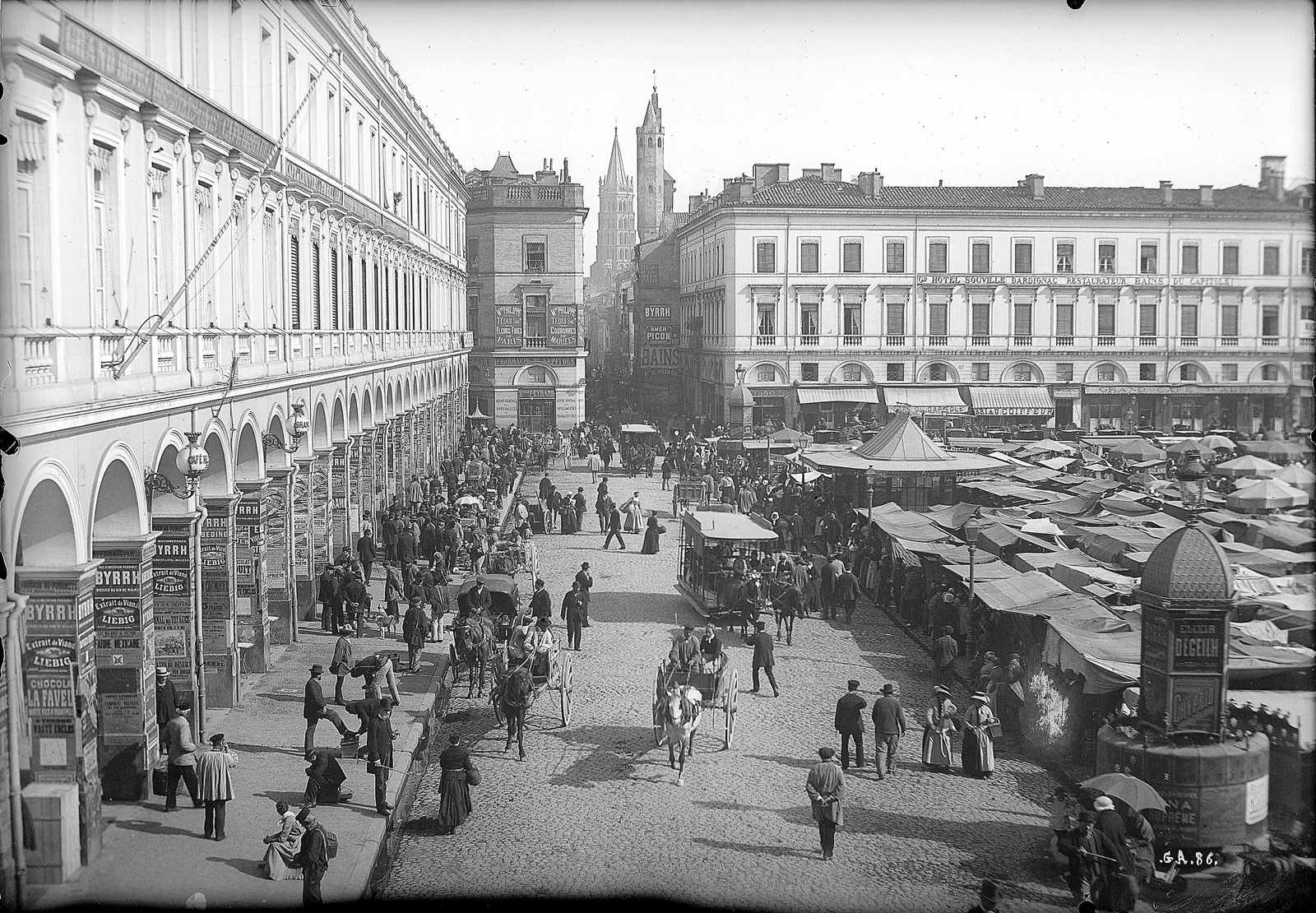 Toulouse. Façade des arceaux au  Capitole
