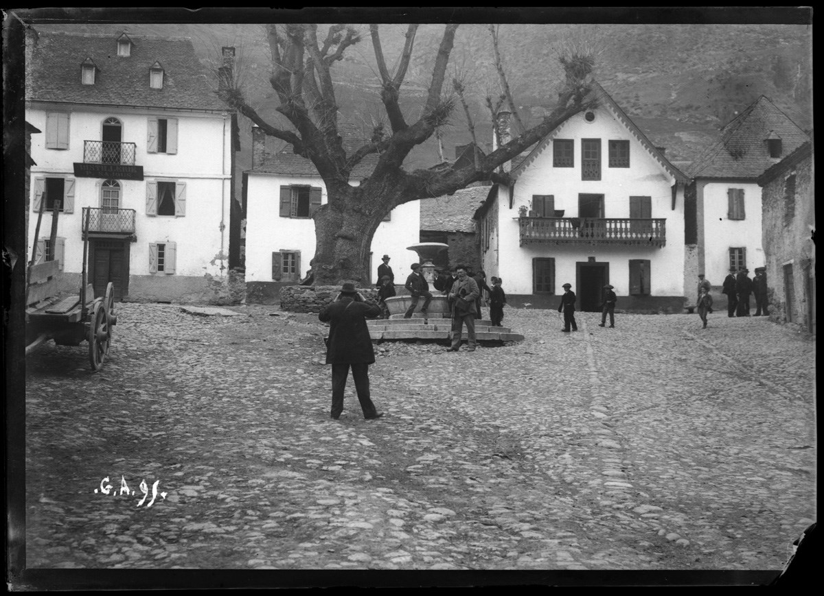 Bossost. Une place