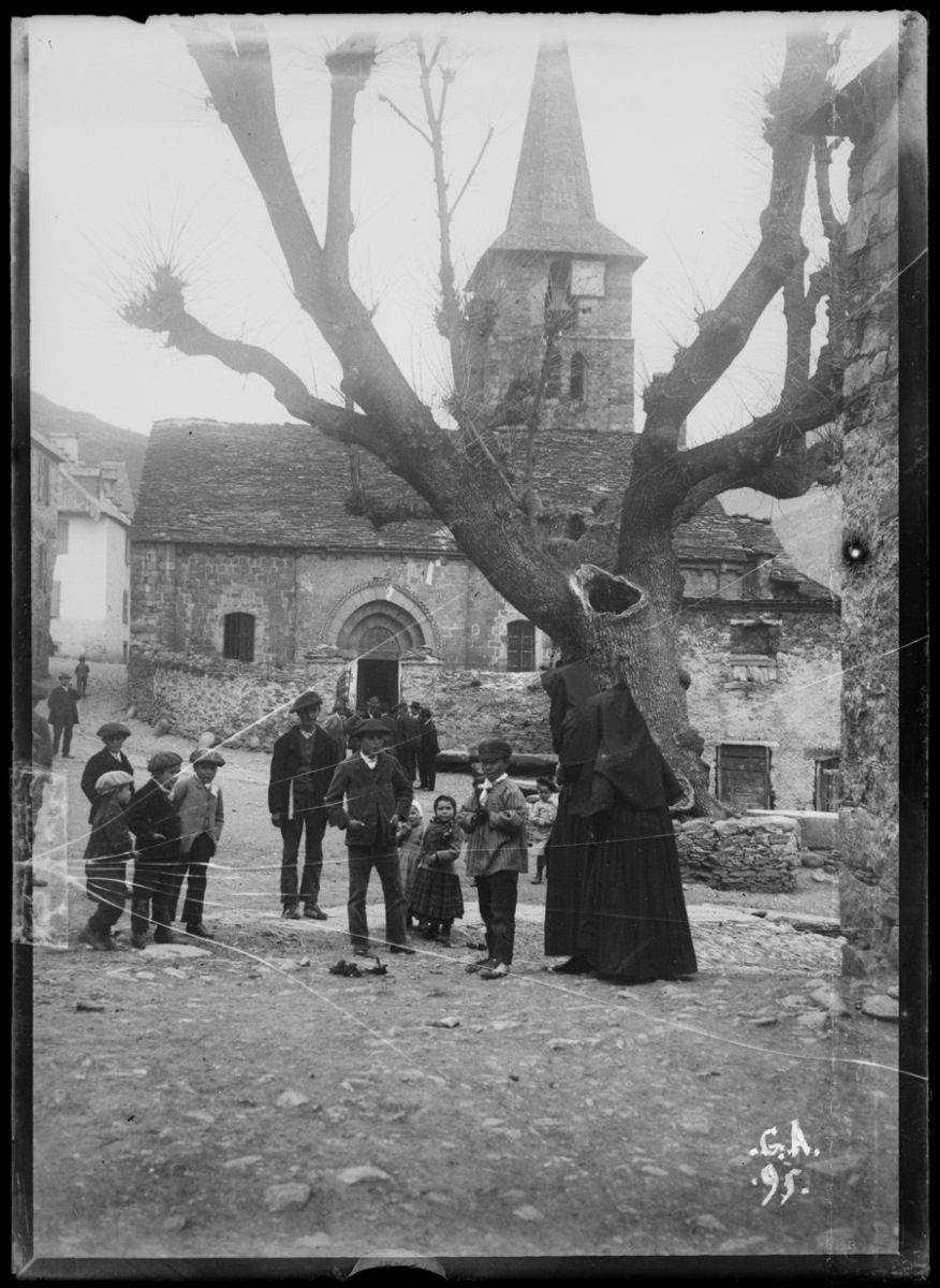 Bossost. Devant l'église