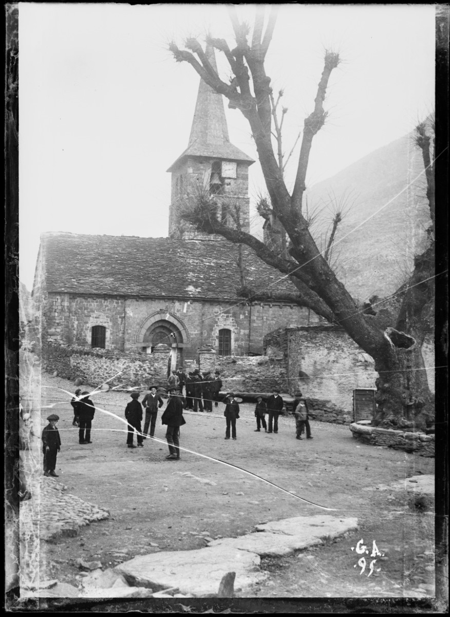 Bossost. Devant l'église