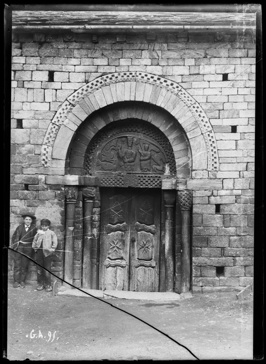 Bossost. Porte de l'église