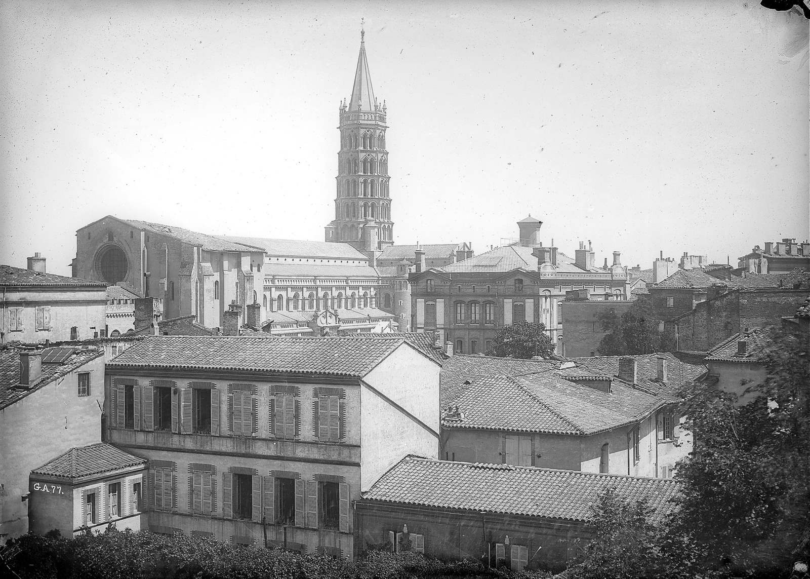 Toulouse. Toits et église Saint-Sernin