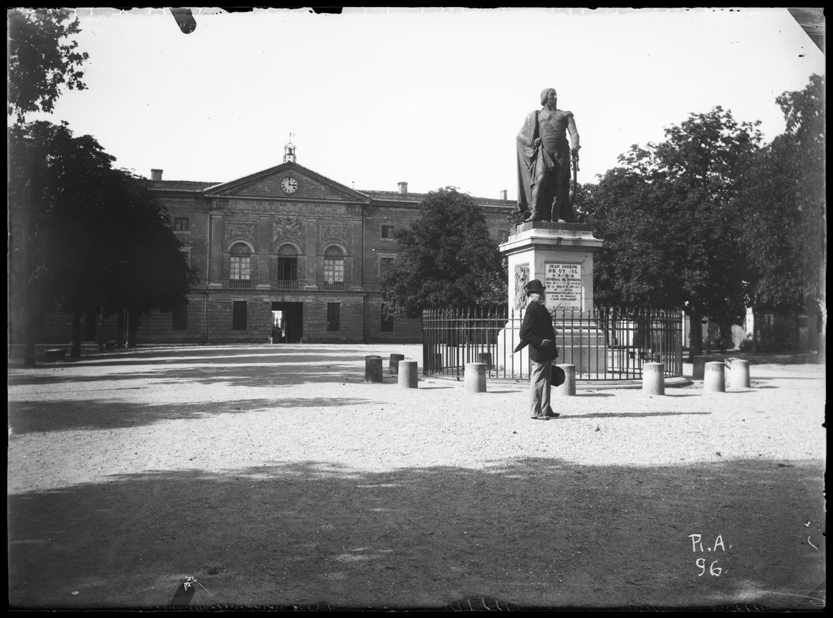 Gaillac. Statue du général d'Hautpoul