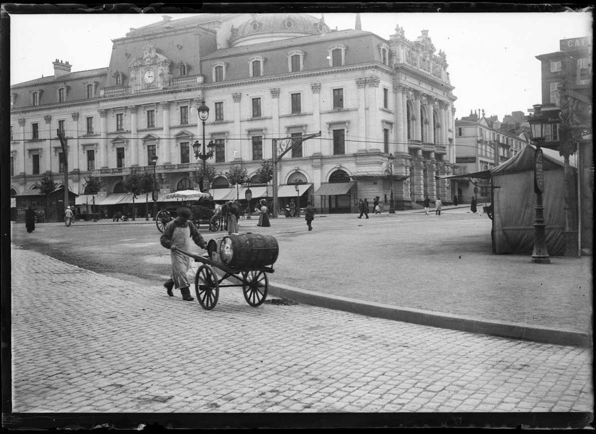 Clermont-Ferrand. Place Jaude et théâtre