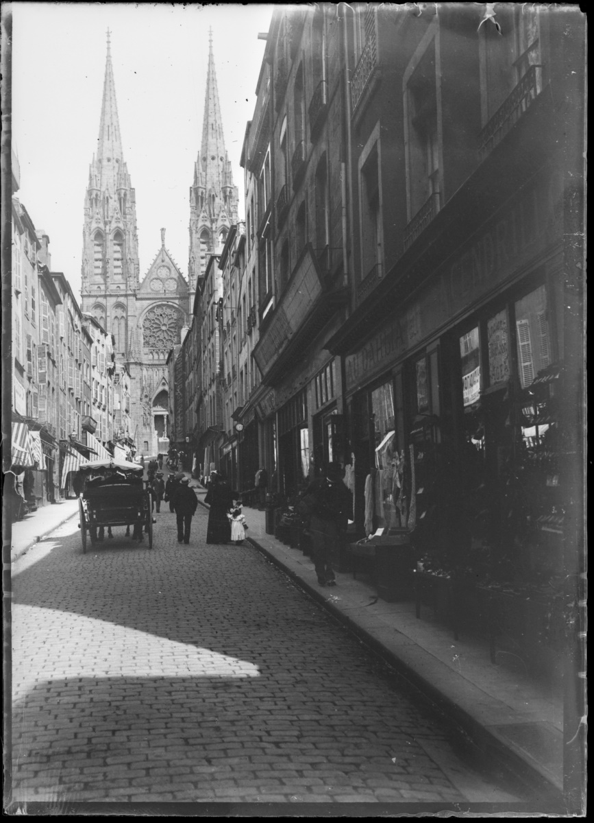 Clermont-Ferrand. Rue et cathédrale