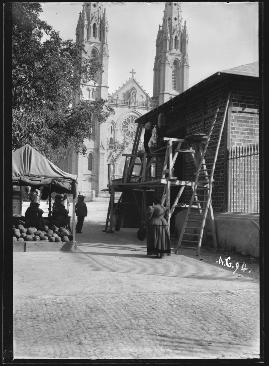 Nîmes. Une église (en hauteur)