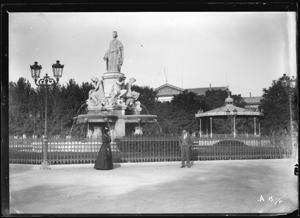 Nîmes. La fontaine de Pradier