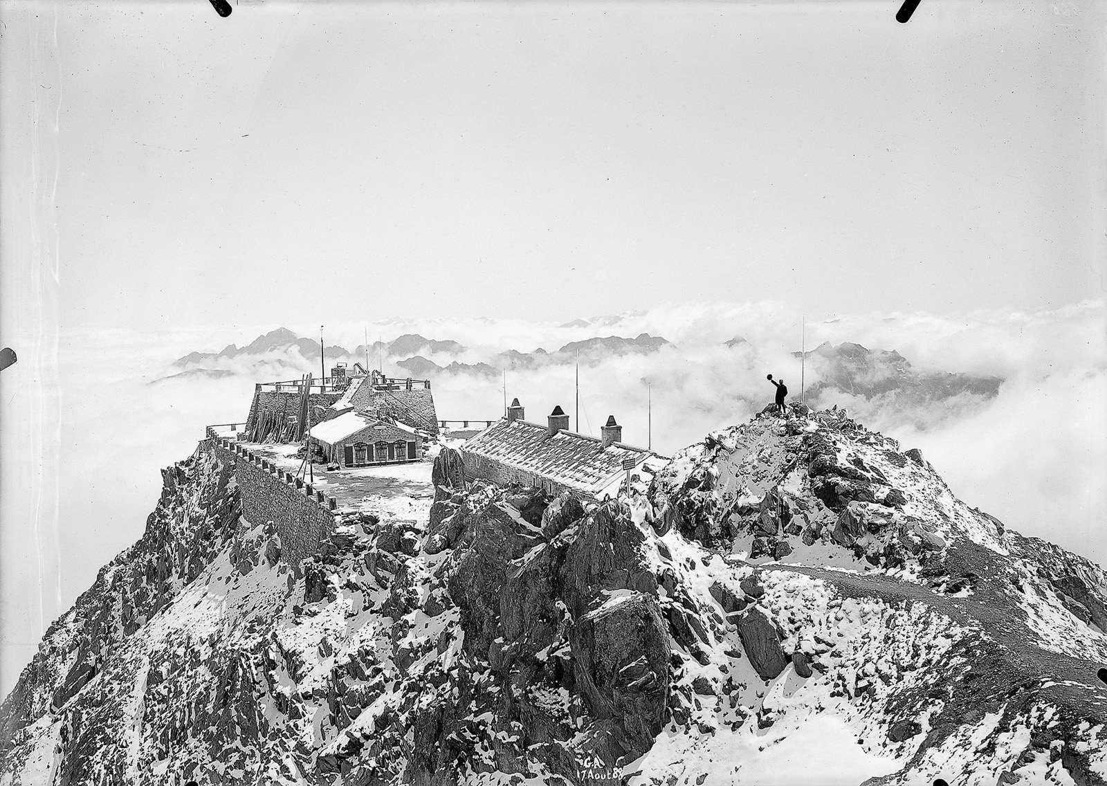 Pic du Midi. Vue d'ensemble de l'observatoire tourmenté de neige