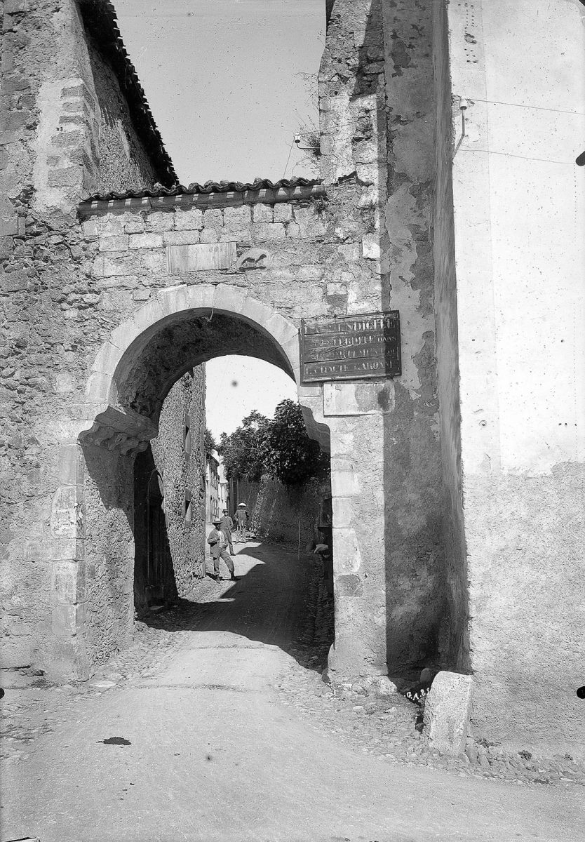 Saint-Bertrand-de-Comminges. Porte d'entrée du village