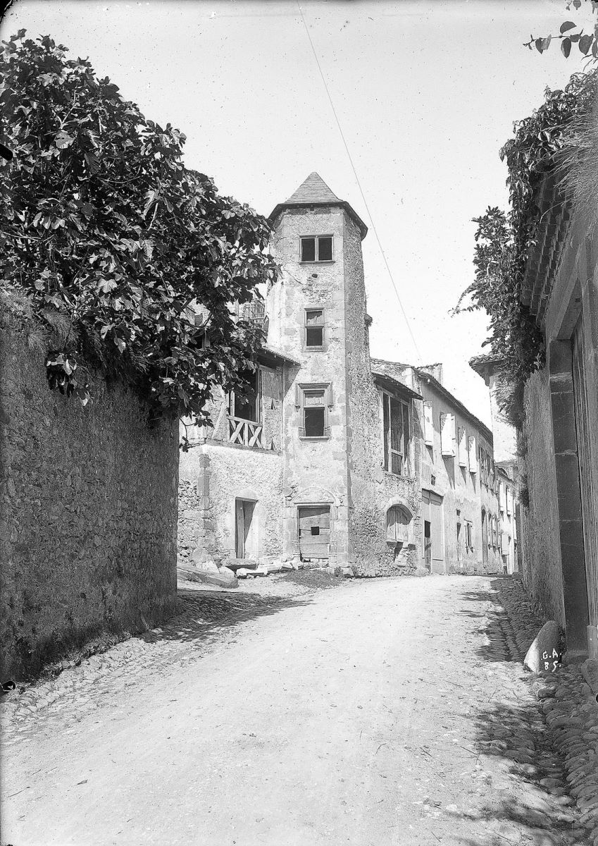 Saint-Bertrand-de-Comminges. Porte d'entrée du village