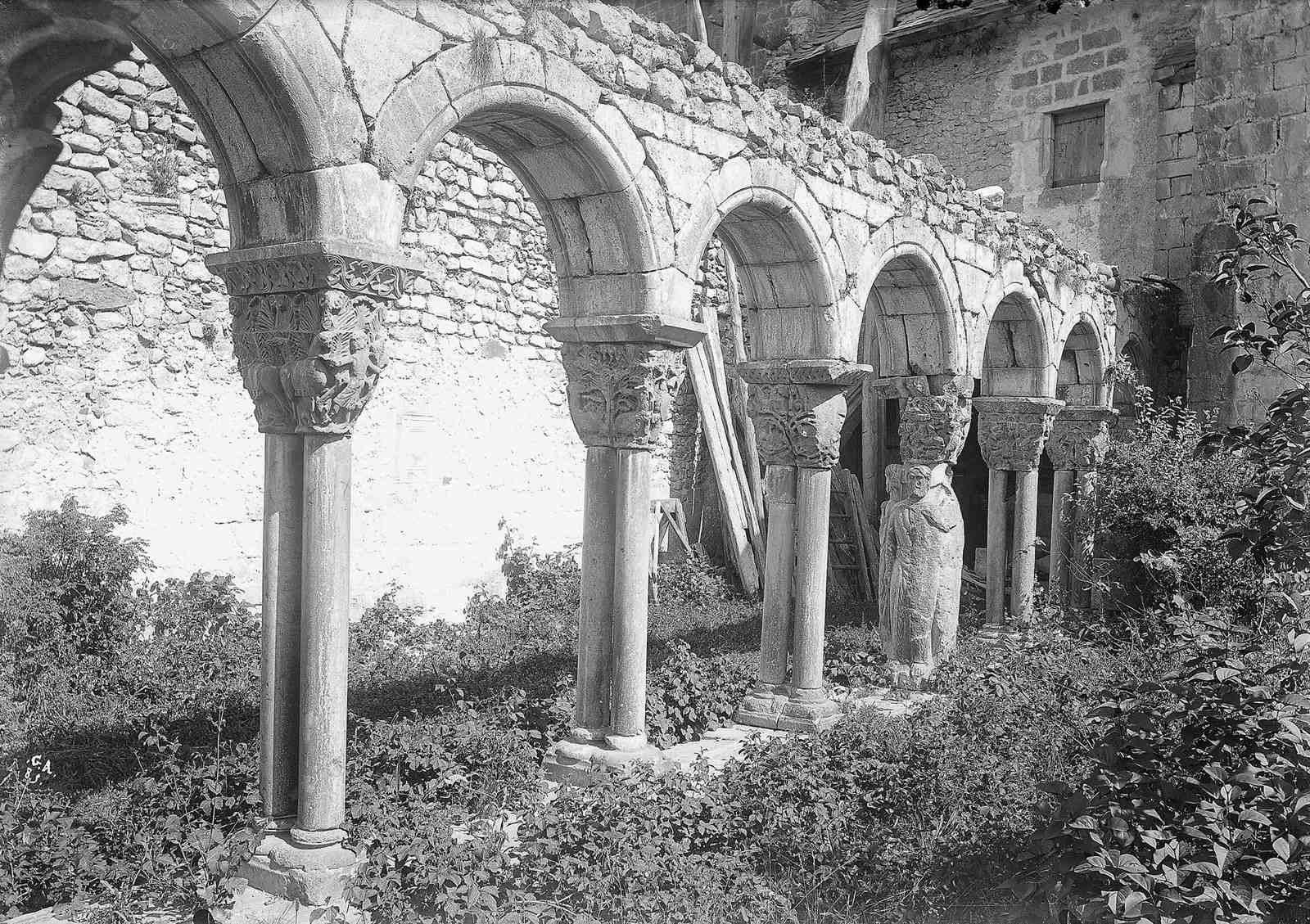 Saint-Bertrand-de-Comminges. Cathédrale, le cloître.
