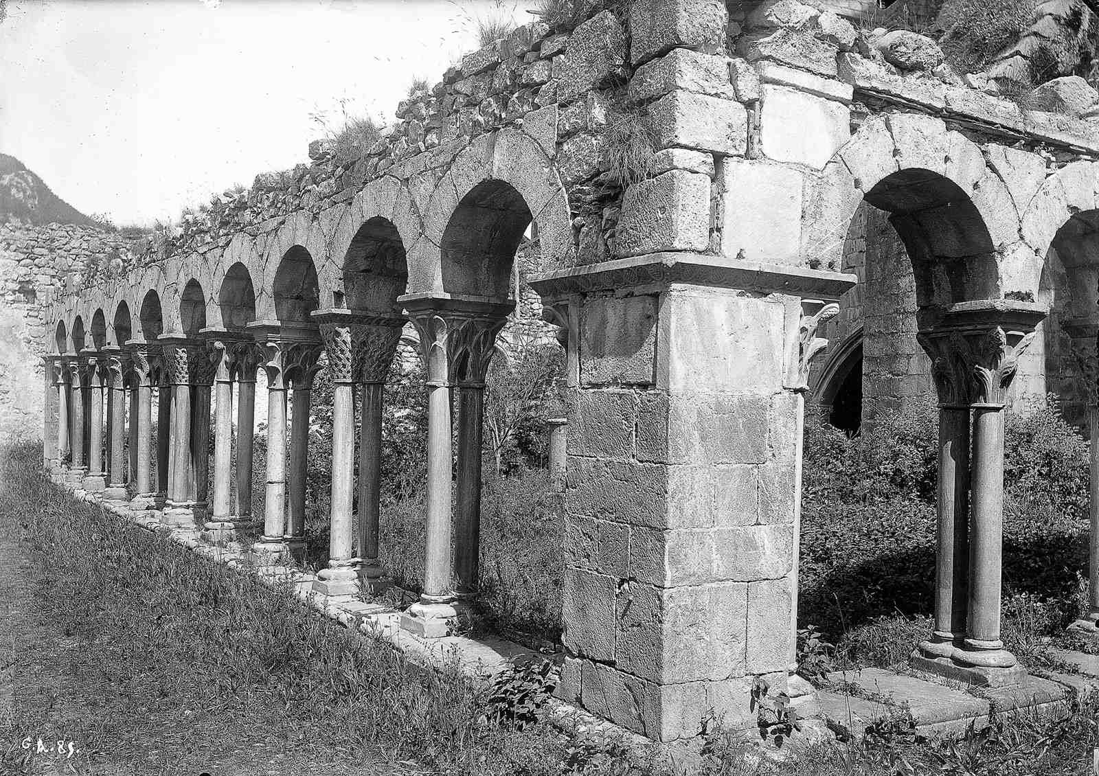 Saint-Bertrand-de-Comminges. Cathédrale, le cloître.