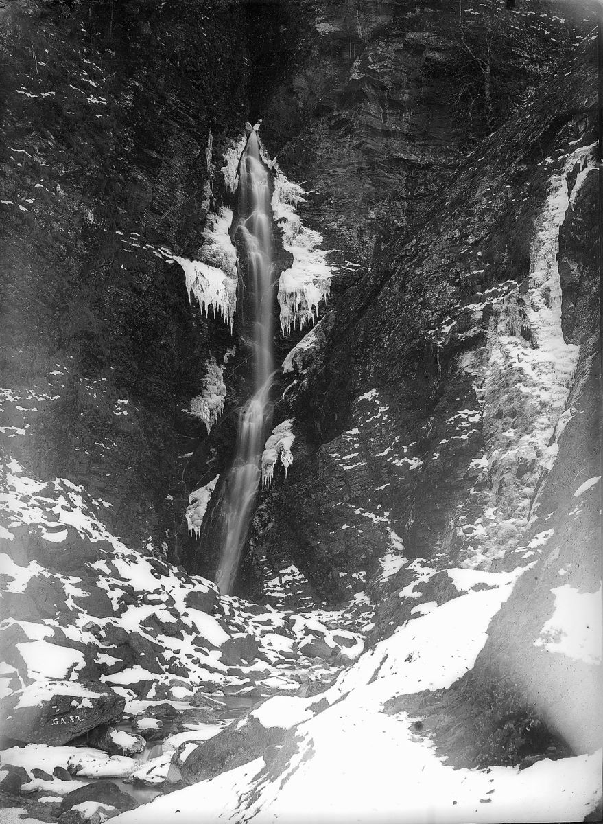 Cascade d'Enfer. Vallée du Lys en hiver (vue en hauteur)