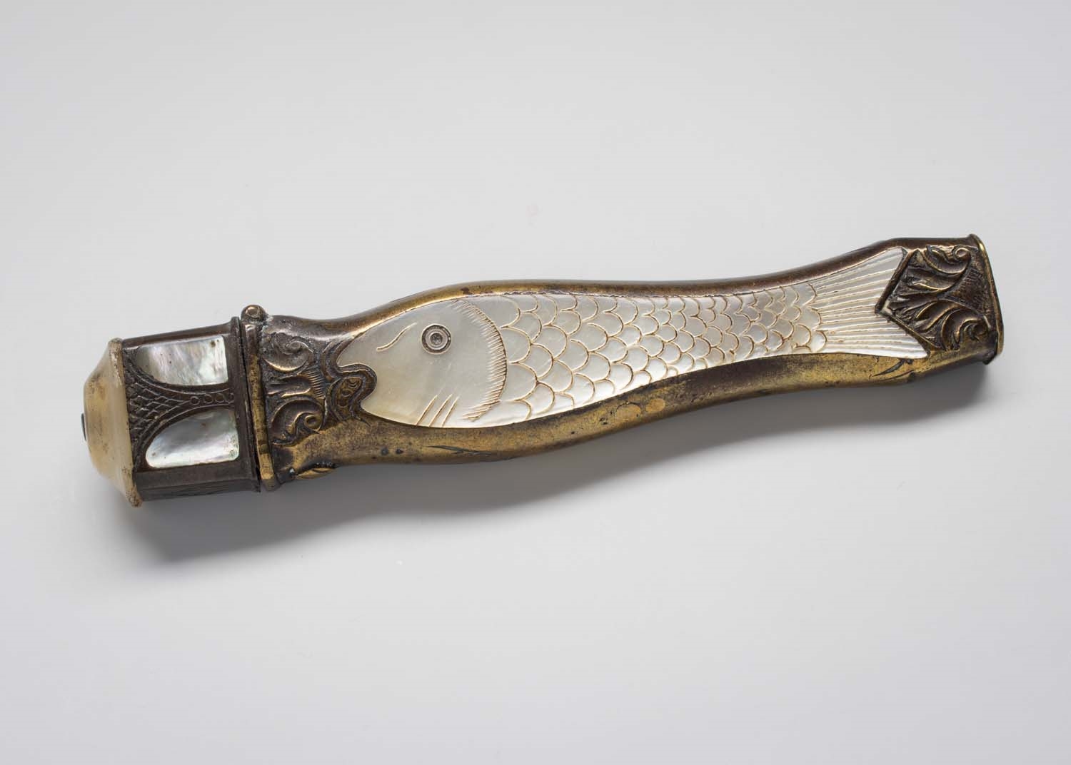 [Etui en forme de poisson]