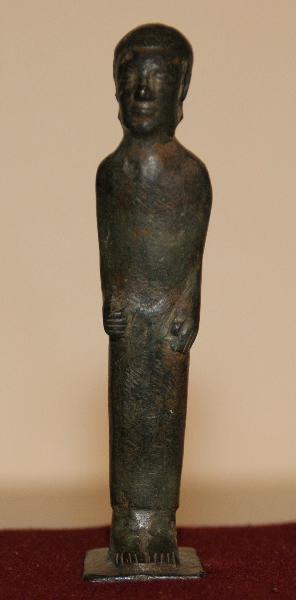 Orant avec long manteau, bras le long du corps