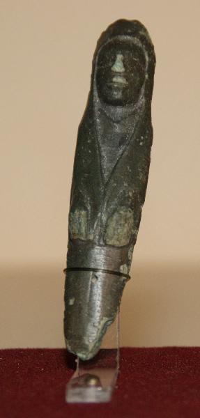 Orante avec long voile, mains le long du corps