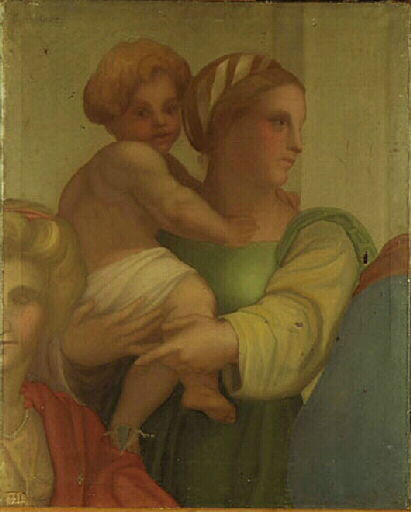 Une femme tenant un enfant dans ses bras