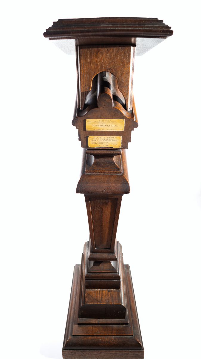 Colonne de la rampe du grand escalier du magasin général de l'arsenal de Dunkerque (titre d'usage)