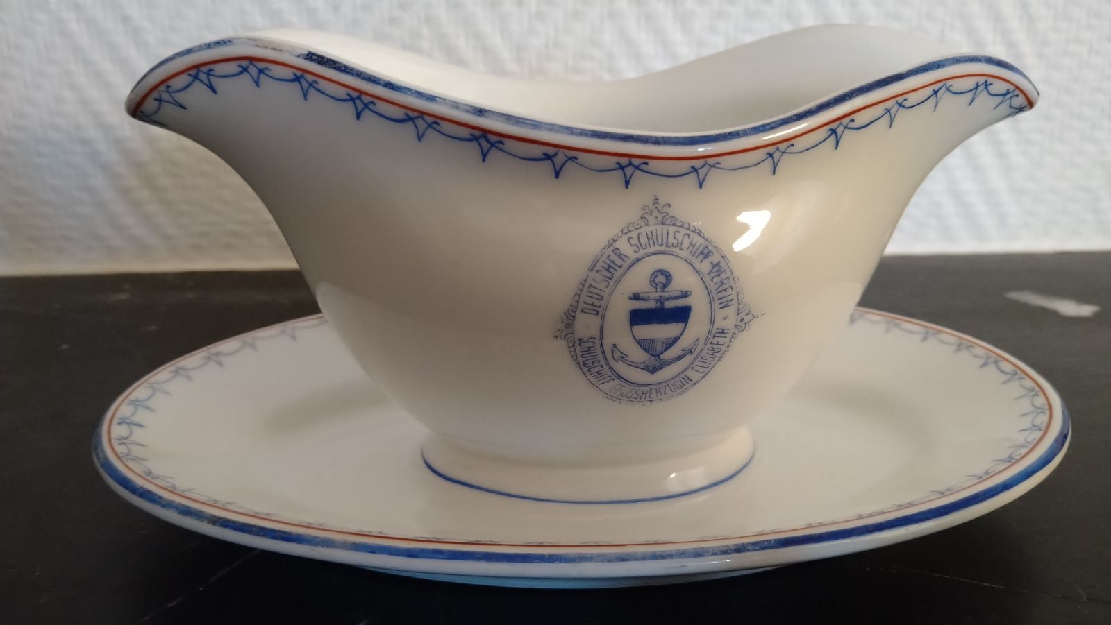 Pièce de vaisselle du service des officiers à bord du navire-école Grossherzogin Elisabeth (titre d'usage)