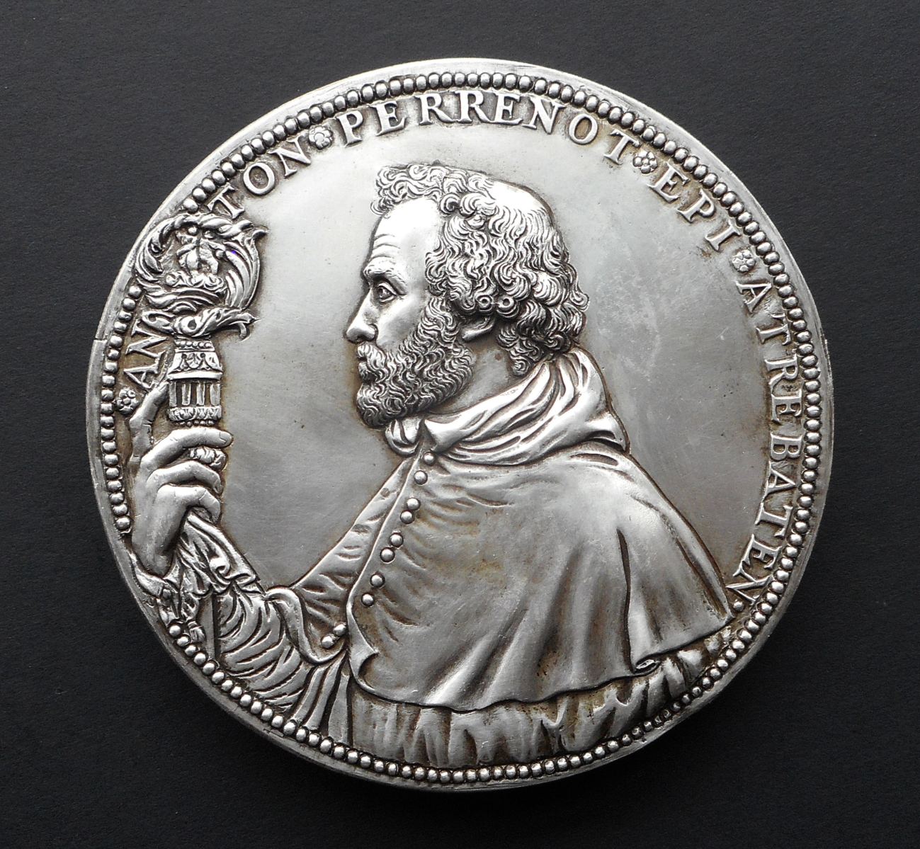 Médaillon Antoine Perrenot, Evêque d'Arras, 1555 ; Antoine Perrenot, cardinal de Granvelle
