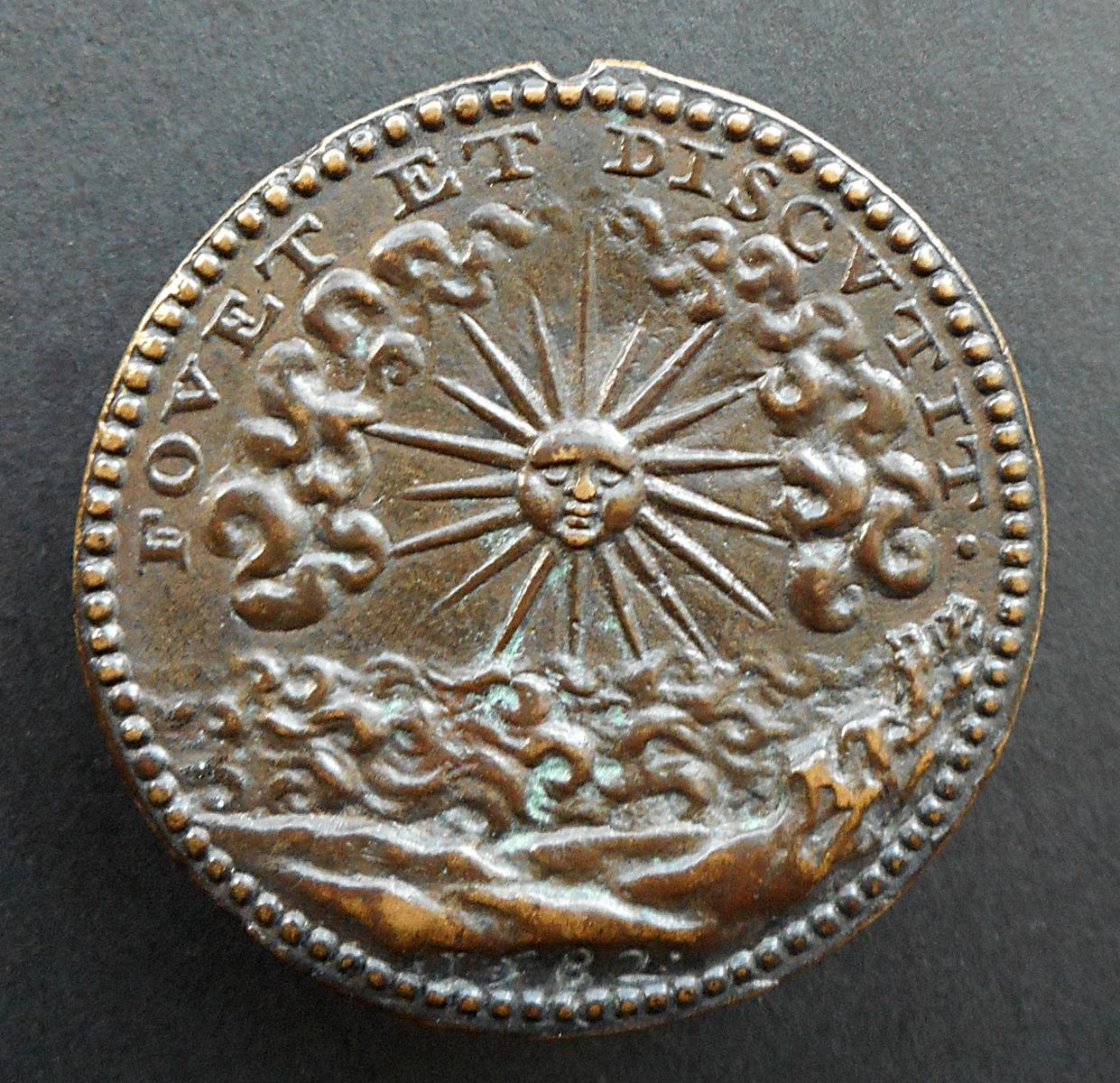 Médaille François d'Alençon duc de Brabant, comte de Flandre, soleil chassant la brume et devise, 1582 ; François d'Alençon, duc d'Anjou 1582