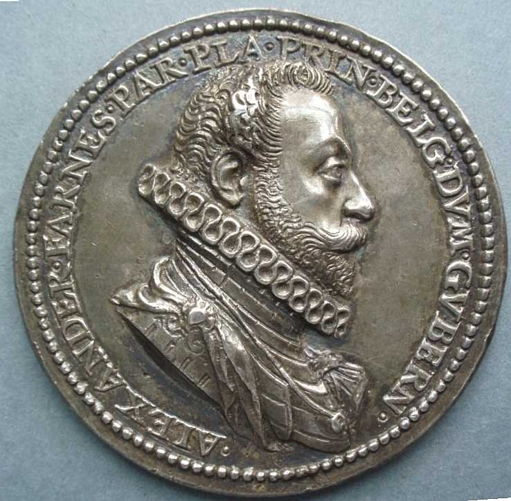Médaille Alexandre Farnèse, colonne rostrale aux captifs, 1585 ; Alexandre Farnèse, duc de Parme