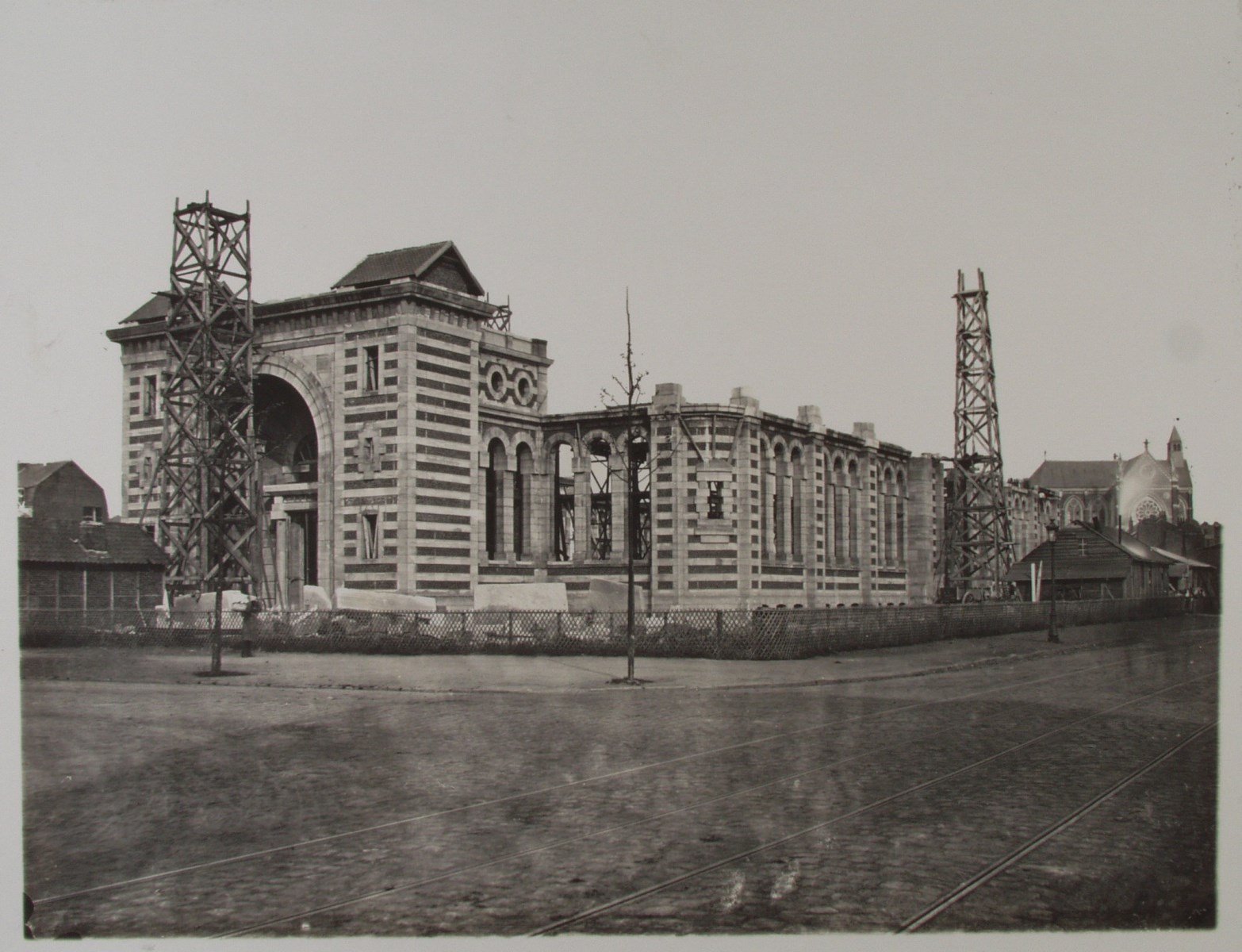 Le Palais Rameau en cours de construction (Titre d'origine)