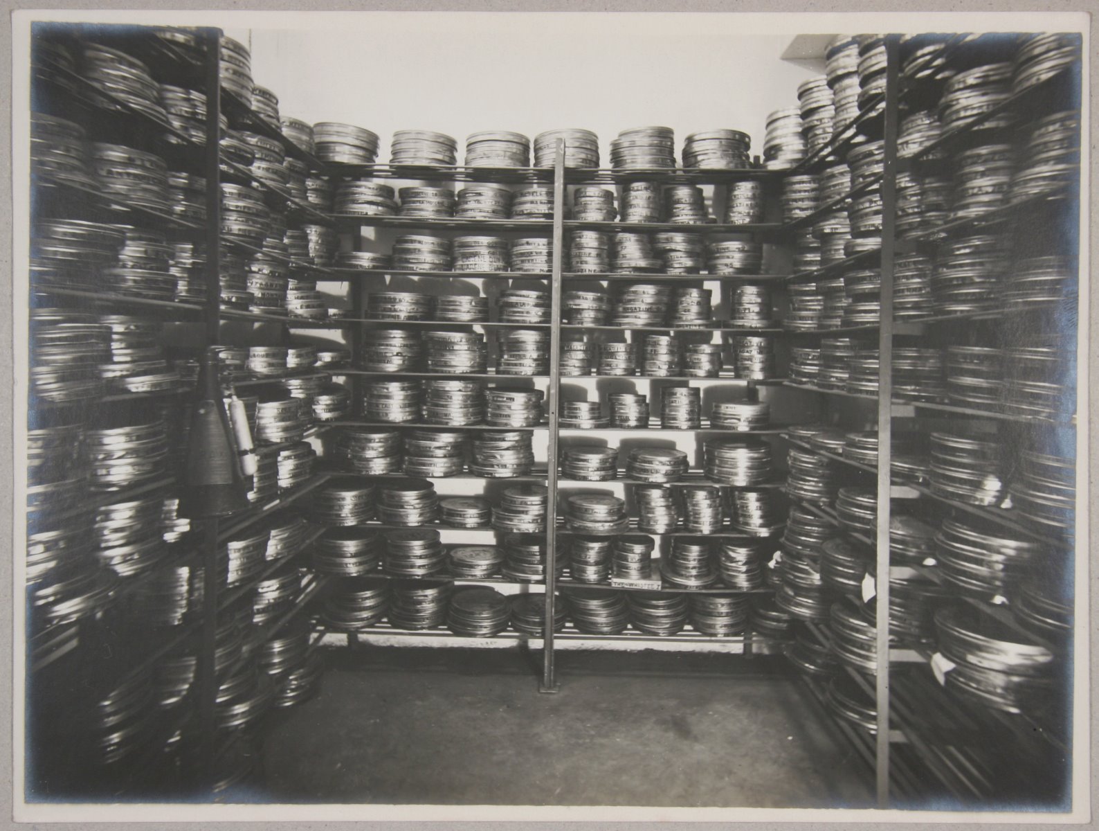 Réserve de films du cinéma Printania (Titre factice)