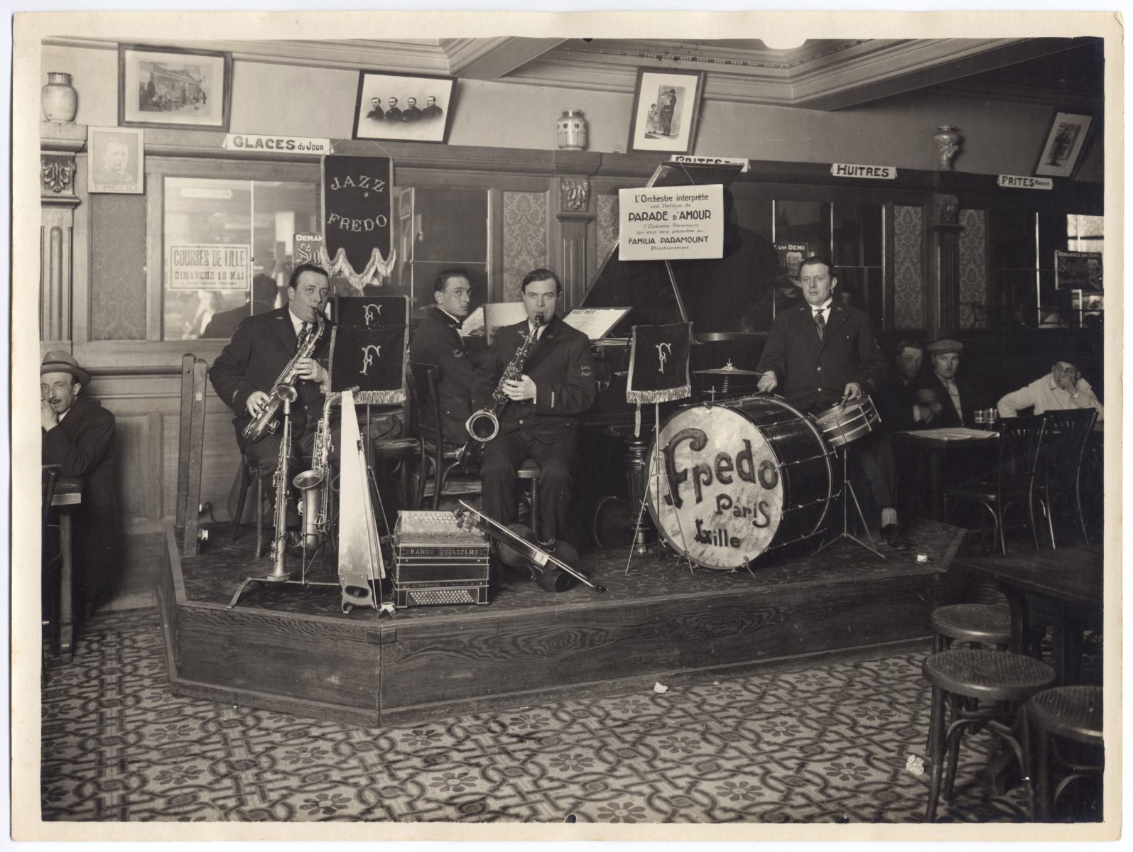 Orchestre jouant dans un café pour annoncer la sortie du film "Parade d'amour" (Titre factice)